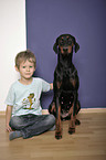 Junge mit Dobermann