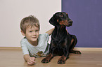 Junge mit Dobermann