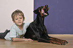 Junge mit Dobermann