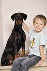 Junge mit Dobermann