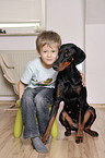 Junge mit Dobermann