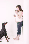Frau und Dobermann
