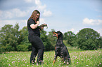 Frau und Dobermann
