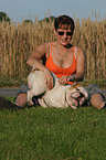 Frau und Englische Bulldogge