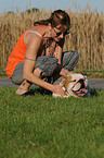 Frau und Englische Bulldogge