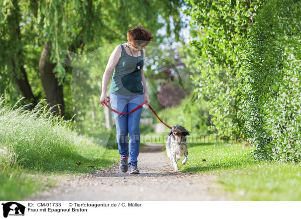 Frau mit Epagneul Breton / woman with Brittany Spaniel / CM-01733