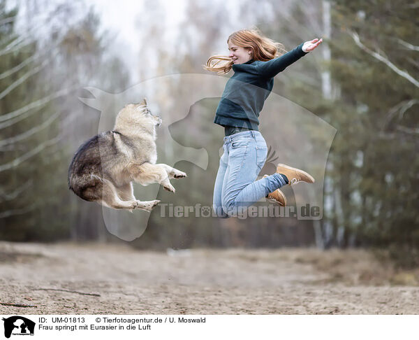 Frau springt mit Eurasier in die Luft / woman jumps with Eurasian Dog in the air / UM-01813