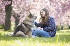 Frau mit Eurasier