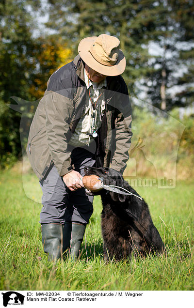 Mann mit Flat Coated Retriever / man with Flat Coated Retriever / MW-02034