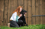 Frau mit Flat Coated Retriever