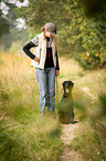 Frau mit Flat Coated Retriever