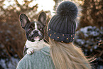 Frau mit Franzsische Bulldogge