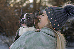 Frau mit Franzsische Bulldogge