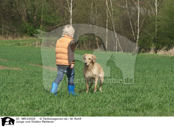 Junge und Golden Retriever / MR-03926