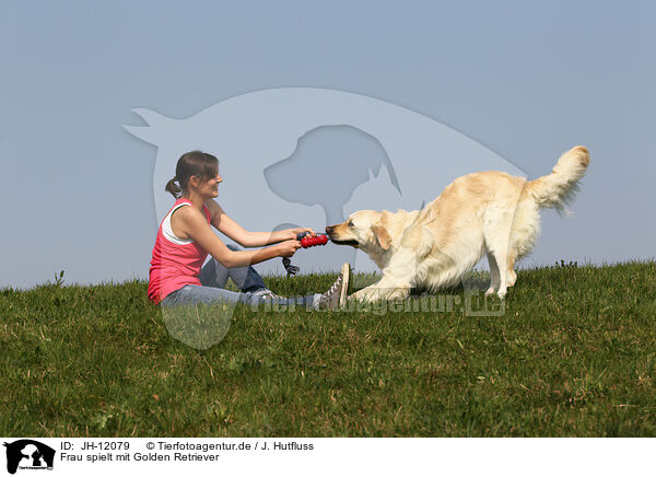 Frau spielt mit Golden Retriever / woman plays with Golden Retriever / JH-12079