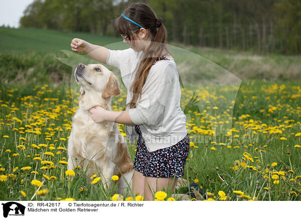 Mdchen mit Golden Retriever / girl with Golden Retriever / RR-42617