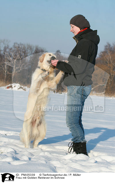 Frau mit Golden Retriever im Schnee / woman and Golden Retriever in snow / PM-05339