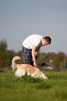 Mann und Golden Retriever