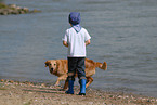 Kind und Golden Retriever