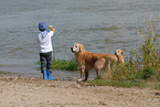 Kind und Golden Retriever