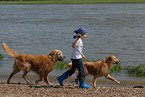 Kind und Golden Retriever