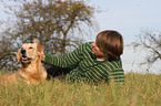 Mann und Golden Retriever