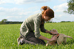 Frau mit Golden Retriever Welpe