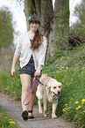 Mdchen mit Golden Retriever