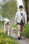 Mdchen mit Golden Retriever