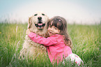 Mdchen und Golden Retriever