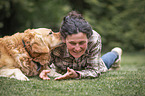 Frau mit Golden Retriever