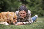 Frau mit Golden Retriever