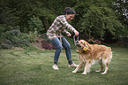 Frau mit Golden Retriever