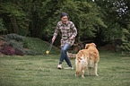 Frau mit Golden Retriever