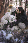Menschen und Golden Retriever