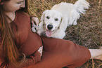 Schwangere mit Golden Retriever