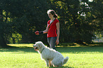 Frau und Goldendoodle