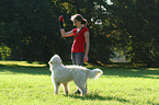 Frau und Goldendoodle