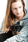 Mdchen mit Groer Schweizer Sennenhund Welpe