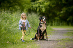 junges Mdchen mit Groem Schweizer Sennenhund