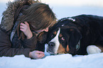 Frau mit Groem Schweizer Sennenhund