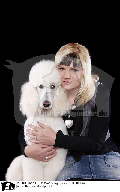 junge Frau mit Gropudel / RR-39952