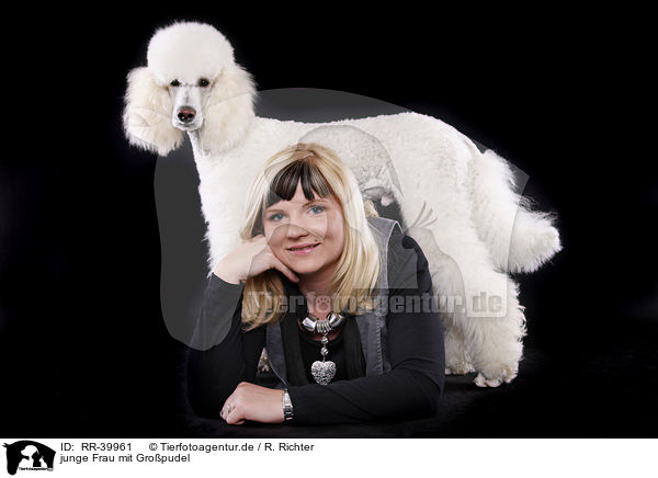 junge Frau mit Gropudel / young woman with poodle / RR-39961
