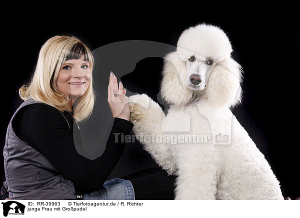 junge Frau mit Gropudel / RR-39963