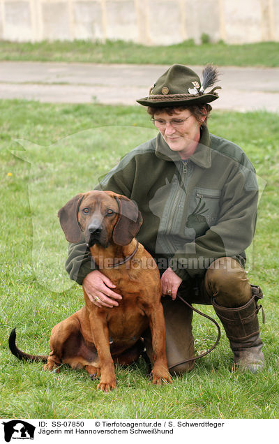 Jgerin mit Hannoverschem Schweihund / huntswoman with Hannoverian Hound / SS-07850