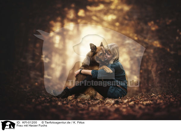 Frau mit Harzer Fuchs / woman with Harz Fox / KFI-01200