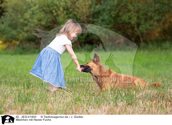 Mdchen mit Harzer Fuchs / girl with Harz Fox / JEG-01900