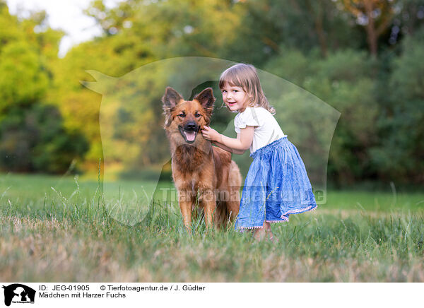 Mdchen mit Harzer Fuchs / JEG-01905
