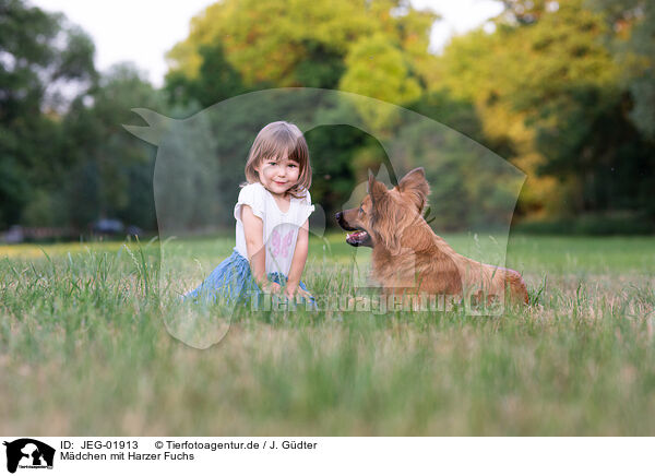 Mdchen mit Harzer Fuchs / JEG-01913