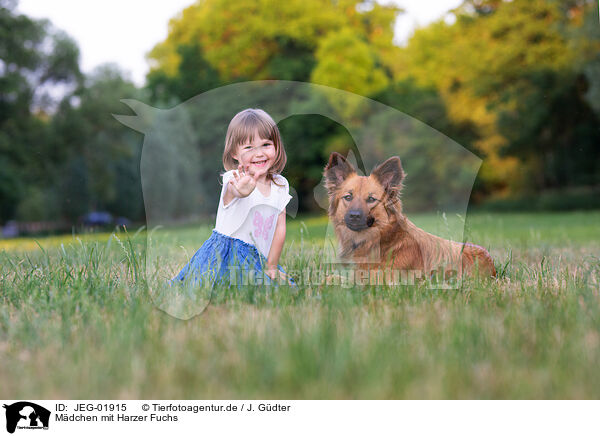 Mdchen mit Harzer Fuchs / girl with Harz Fox / JEG-01915